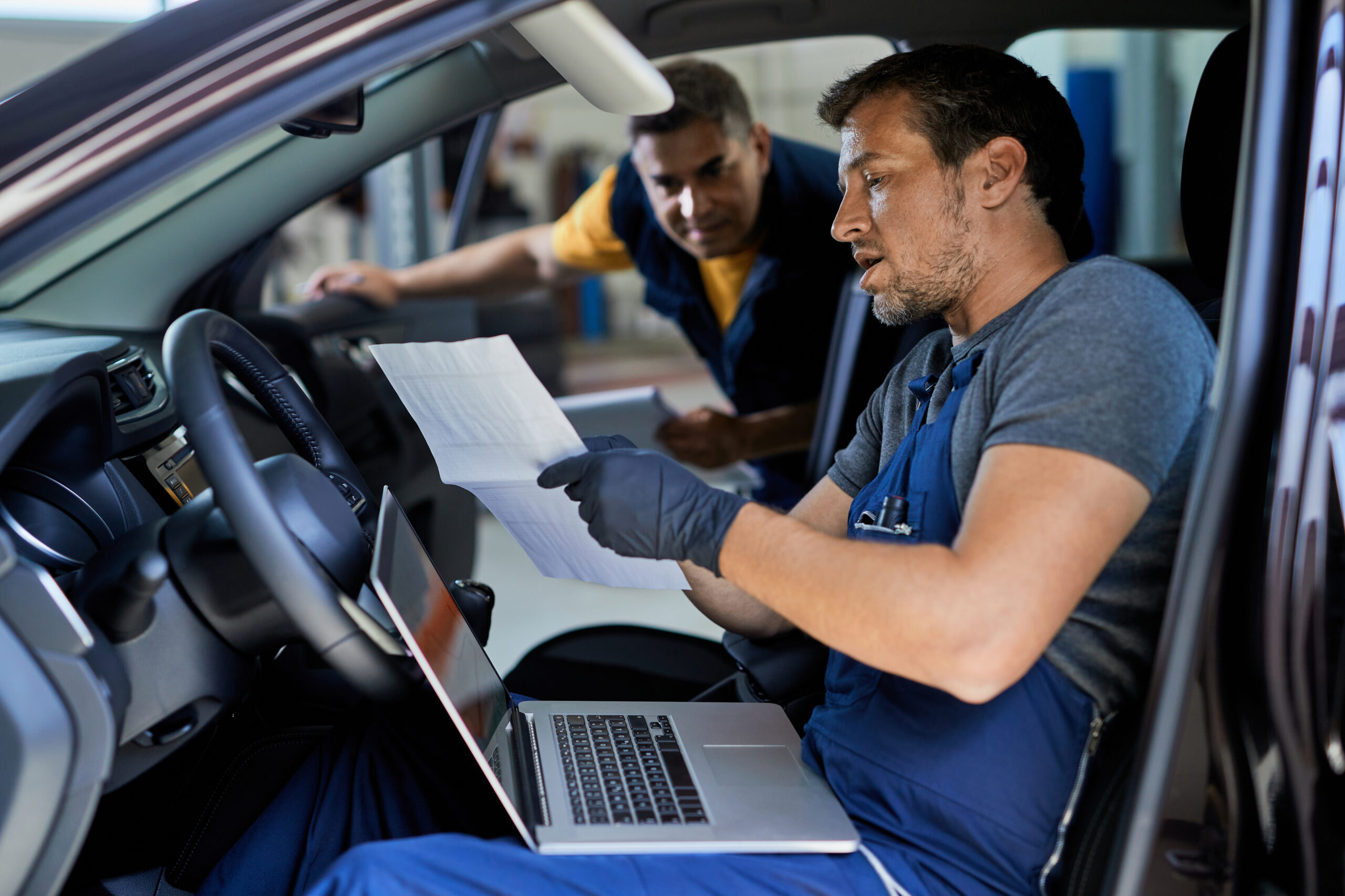 Technici pri diagnostike vozidla v dielni